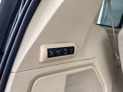 Used 2010 Chrysler Town & Country Limited w/ Entertainment Group #3 image 9