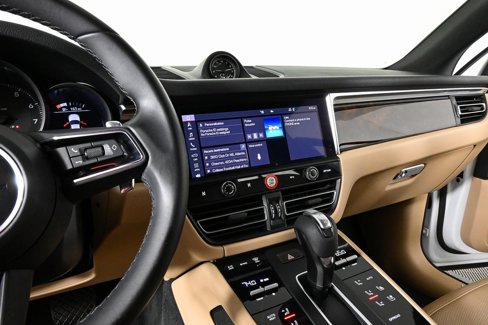 Certified 2022 Porsche Macan image 13