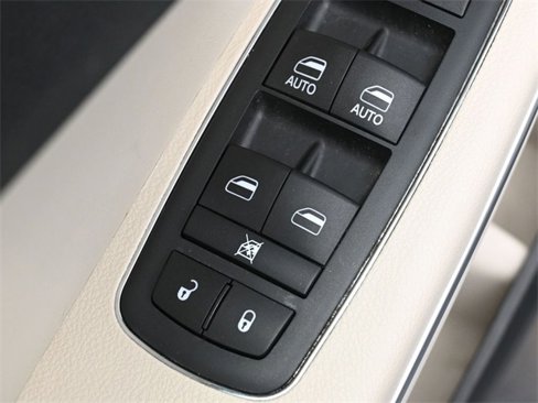 Used 2016 Chrysler 300 C image 13