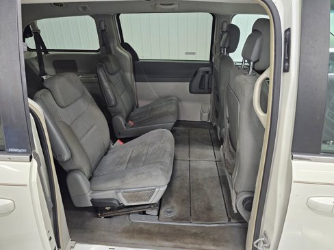 Used 2010 Chrysler Town & Country Touring image 10