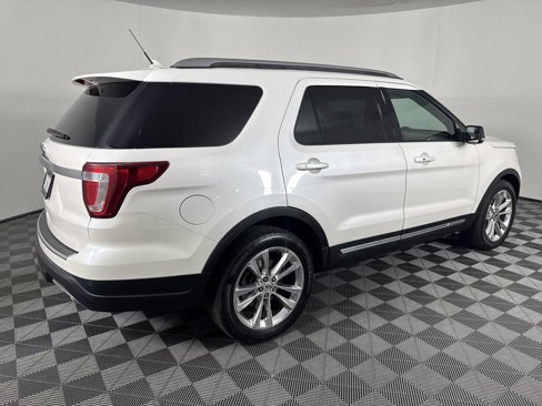 Used 2018 Ford Explorer XLT w/ Equipment Group 202A image 4