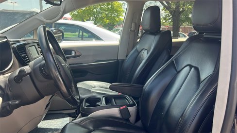 Used 2017 Chrysler Pacifica Touring-L w/ Tire & Wheel Group image 8