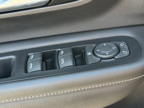 Used 2024 GMC Terrain SLT image 26