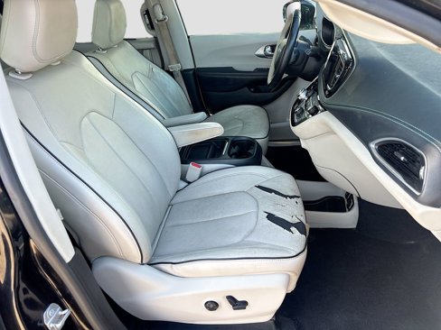 Used 2017 Chrysler Pacifica Platinum image 31
