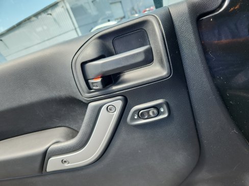 Used 2015 Jeep Wrangler Unlimited Sahara w/ Connectivity Group image 16