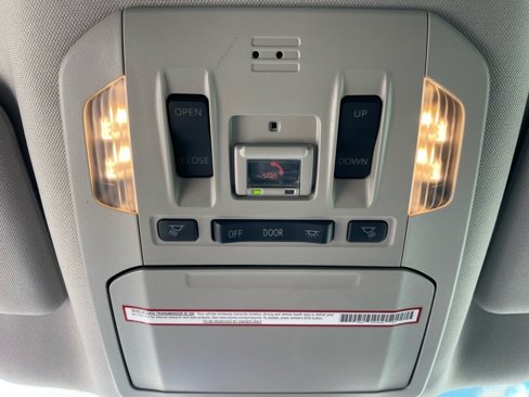 Used 2021 Toyota Highlander XLE image 17