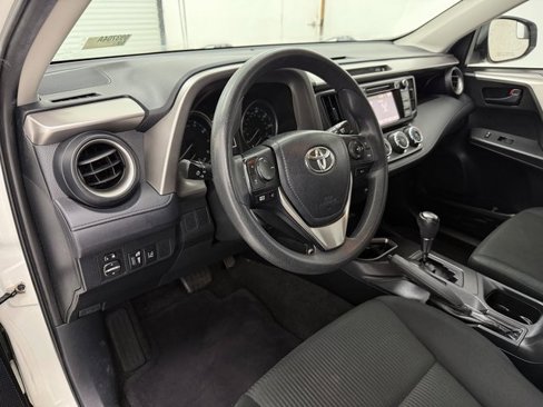 Used 2018 Toyota RAV4 LE image 8