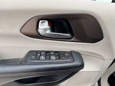 Used 2017 Chrysler Pacifica Touring-L Plus image 21
