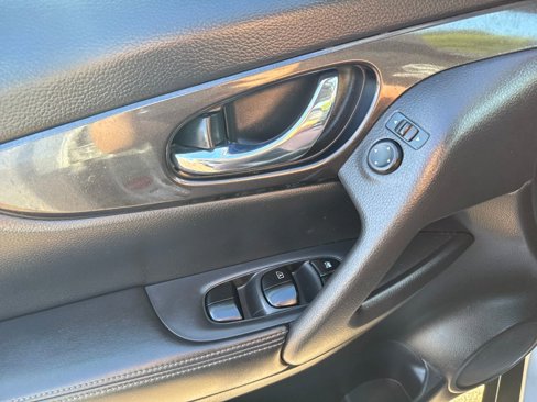 Used 2018 Nissan Rogue SV image 34