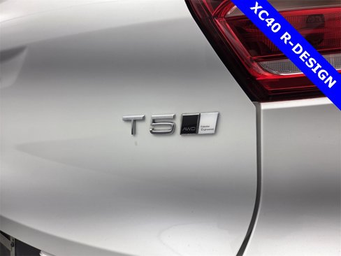Used 2022 Volvo XC40 T5 R-Design w/ Advanced Package image 18