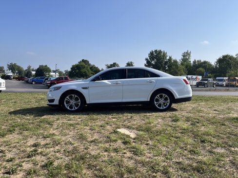 Used 2018 Ford Taurus SE image 3