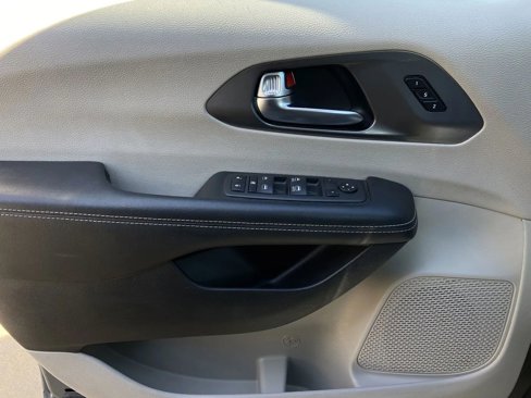 Used 2022 Chrysler Pacifica Touring-L image 10