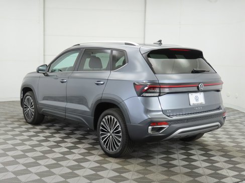 Certified 2025 Volkswagen Taos SE image 8