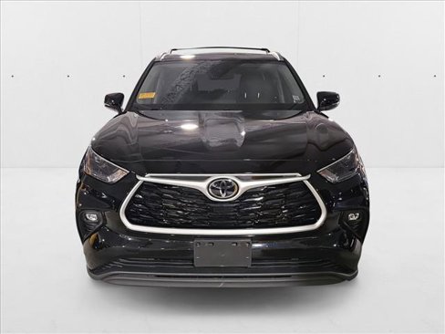 Used 2022 Toyota Highlander XLE image 2
