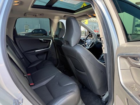 Used 2016 Volvo XC60 T5 Premier image 11