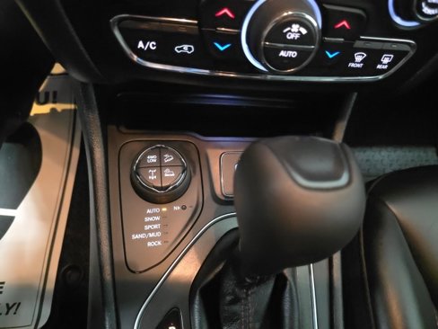 Used 2019 Jeep Cherokee Trailhawk w/ Cold Weather Group image 33