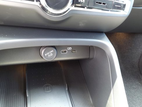 New 2025 Volvo XC40 B5 Core w/ Climate Package image 17