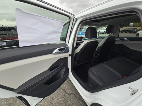 New 2025 Volkswagen Taos SE image 17