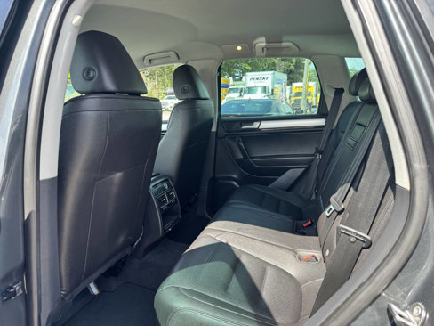 Used 2014 Volkswagen Touareg Sport image 25