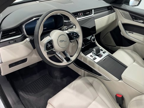 Used 2025 Jaguar F-PACE R-Dynamic S image 9