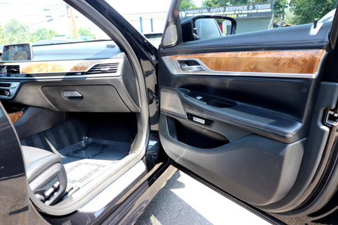 Used 2018 BMW 740i xDrive image 15