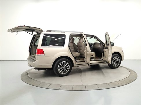 Used 2017 Lincoln Navigator Select image 15