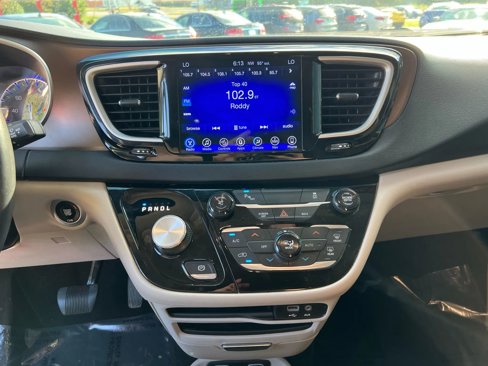 Used 2017 Chrysler Pacifica Touring-L image 13