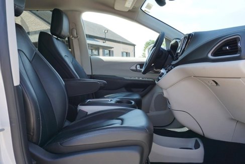 Used 2022 Chrysler Pacifica Touring-L image 30