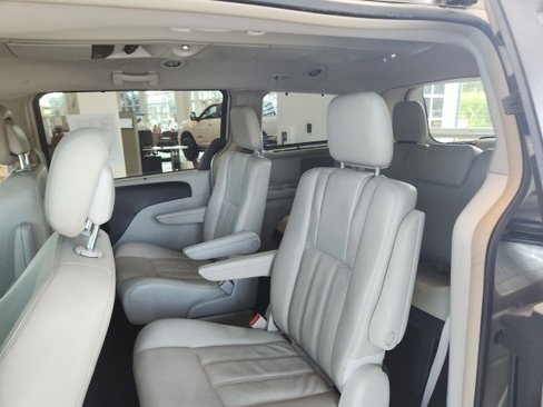 Used 2014 Chrysler Town & Country Touring image 12