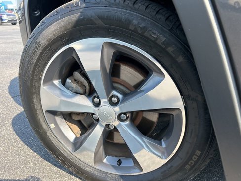 Used 2019 Jeep Cherokee Limited image 16