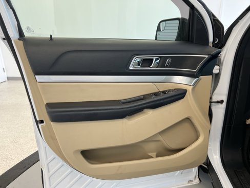 Used 2017 Ford Explorer XLT image 22