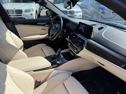 Used 2020 BMW 530e w/ Convenience Package image 11
