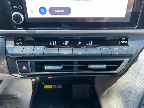 Used 2025 Toyota Camry SE image 13
