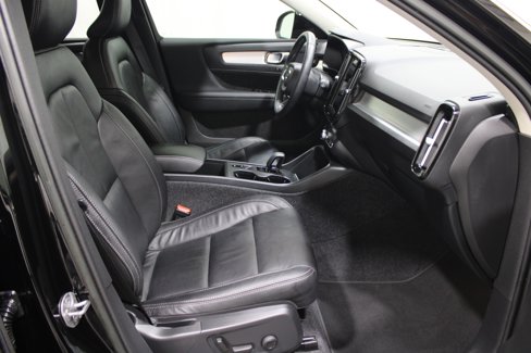 Used 2022 Volvo XC40 T4 Momentum image 19