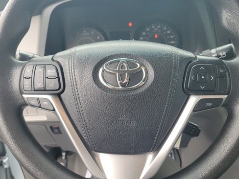 Used 2015 Toyota Sienna LE image 32