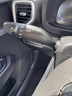 Used 2025 Hyundai Venue SEL image 28