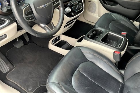 Used 2019 Chrysler Pacifica Touring-L Plus w/ Tire & Wheel Group image 13