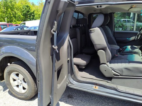 Used 2010 Nissan Frontier SE w/ SE Value Truck Pkg image 19