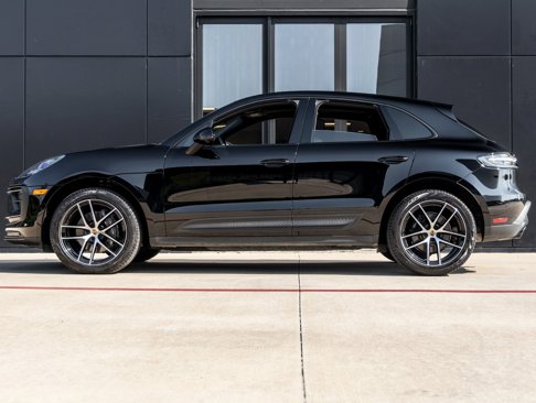 Certified 2023 Porsche Macan image 2