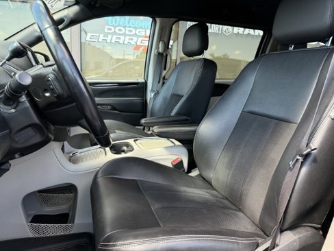 Used 2019 Dodge Grand Caravan SXT image 24