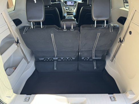 Used 2023 Chrysler Pacifica Touring-L image 30