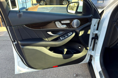 Used 2019 Mercedes-Benz GLC 300 4MATIC image 19