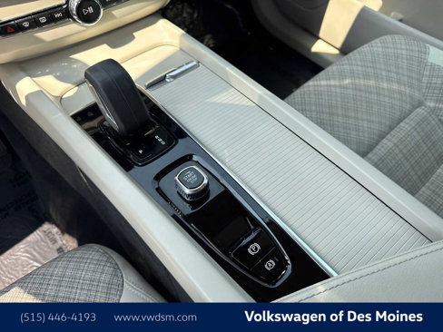 Used 2022 Volvo XC60 B5 Momentum image 16