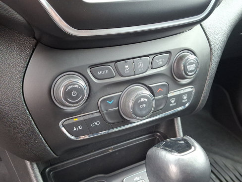 Used 2021 Jeep Cherokee Latitude Plus image 17