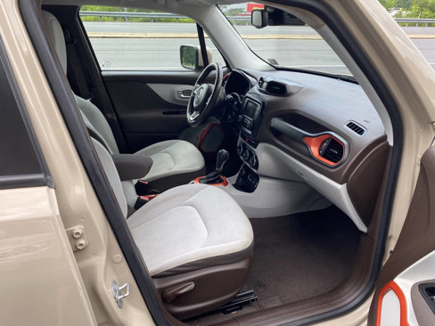 Used 2016 Jeep Renegade Latitude w/ Popular Equipment Group image 12