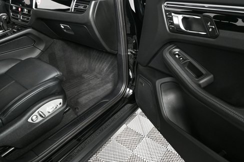 Certified 2025 Porsche Macan image 27