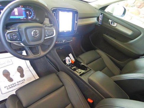 Used 2025 Volvo XC40 B5 Plus image 12