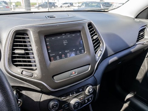 Used 2019 Jeep Cherokee Latitude w/ Popular Appearance Group image 30