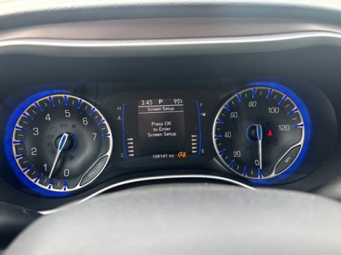 Used 2018 Chrysler Pacifica Touring-L image 33