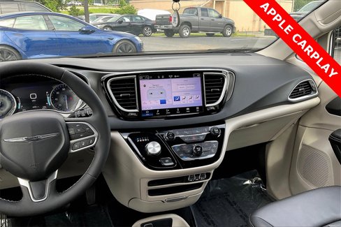 Used 2023 Chrysler Pacifica Touring-L image 9